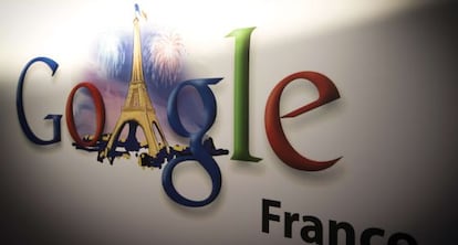 Logo de Google con la Torre Eiffel. 