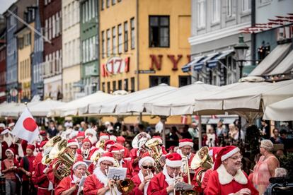 Participantes en el Congreso Internacional de Santa Claus, en Copenague (Dinamarca). El evento anual, que se celebra cada verano en la capital danesa, continuará hasta el 24 de julio.