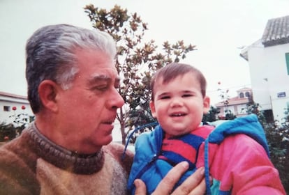 Carlos Matilla sostine a su nieto Pablo cuando ese era pequeño.