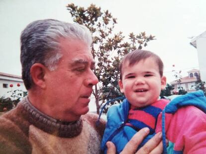 Carlos Matilla sostine a su nieto Pablo cuando ese era pequeño. 