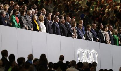 El presidente del COI, Thomas Bach, con autoridades.