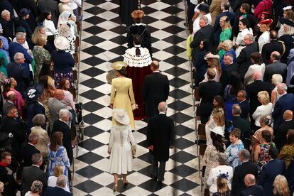 Los duques de Cambridge, Guillermo y Kate, seguidos por Camila de Cornualles y el príncipe Carlos, en el momento de su entrada a la catedral de San Pablo, en Londres.