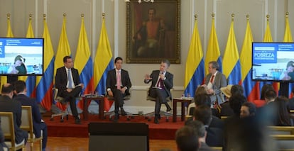 En el centro, Juan Manuel Santos, durante la presentación del informe de pobreza de Colombia en 2017.