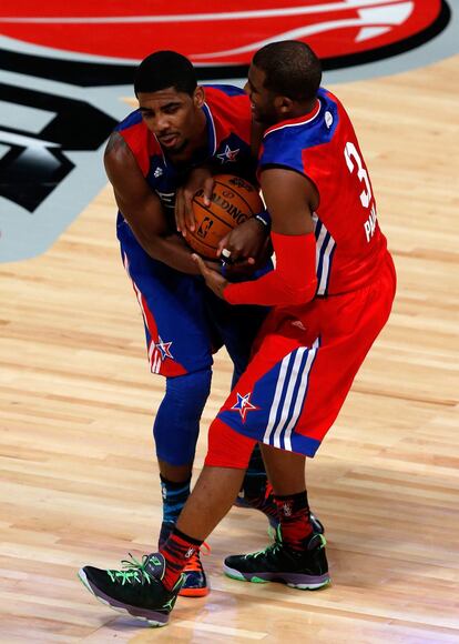 Kyrie Irving lucha con Chris Paul