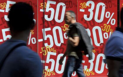 Peatones pasean por el centro de Bruselas en plenas rebajas de verano.