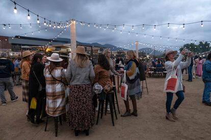 Turistas visitan el 'Valle Food & Wine Festival' en la bodega Bruma, en Valle de Guadalupe, el 22 de octubre de 2022.