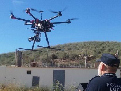 Un polic&iacute;a de Novelda con uno de los drones.