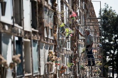 Un hombre junto a unos nichos en el cementerio de Montjuïc de Barcelona. En 2020 se registró un 42% menos de visitantes que el año anterior a raíz de las restricciones por la pandemia, cifra que se recuperó en 2021 cuando fueron 75.000 las personas que visitaron los cementerios de la Ciudad Condal por Todos los Santos.