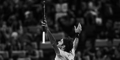 Federer festeja su victoria contra Nadal, ayer en Shanghái.