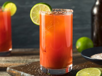 La michelada es una traidicional y refrescante bebida mexicana con un ligero toque picante.