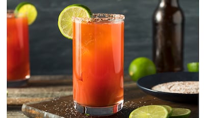 La michelada es una traidicional y refrescante bebida mexicana con un ligero toque picante.