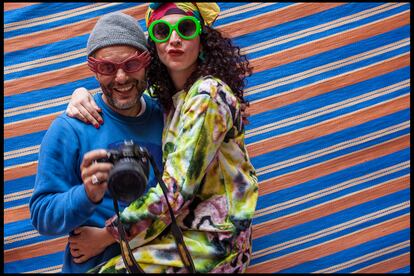 El fotógrafo Hassan Hajjaj, con la comisaria de exposiciones Yasmina Naji.