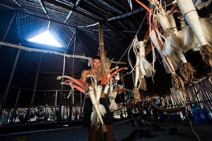 Un varón indígena del resguardo Yaigojé Apaporis alista un traje tradicional para realizar un ritual amazónico.