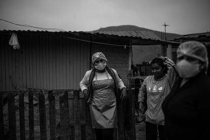 Angélica junto con su hija Melanixa y Gina descansan un momento después de repartir la última ración de la olla común. Angélica ha sido una de las organizadoras, anteriormente también ha participado en grupos de apoyo para llevar víveres a los cerros de Lima durante la cuarentena.