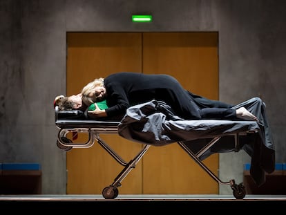 Brünnhilde  (Anja Kampe) abraza el cadáver de Siegfried (Andreas Schager) al final de 'Ocaso de los dioses', la tercera y última jornada de 'El anillo del nibelungo' en la nueva producción estrenada en la Staatsoper de Berlín.