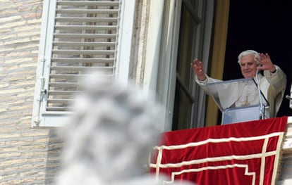 El Papa Benedicto XVI bendice a los fieles durante el Regina Coeli, rezo que sustituye al ángelus durante el tiempo de Pascua, ayer en el Vaticano