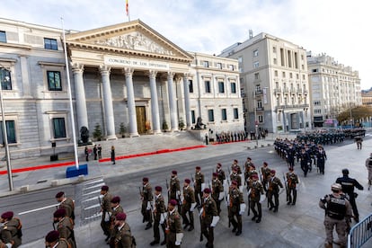 Preparativos previos a la celebracin del da de la Constitucin en el exterior del Congreso de los Diputados.