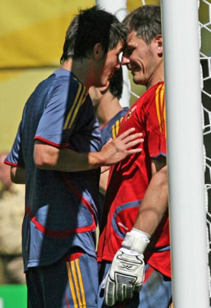 El primer partido de los Mundiales no se le suele dar bien a España. La selección sólo ha ganado en tres de sus debuts: en Italia 1934, Brasil 1950 y en el último campeonato celebrado en Corea y Japón. Ajenos al maleficio, los jugadores se han mostrado relajados en los días previos a la cita con Ucrania. En la imagen, Casillas bromea con Villa en el último entrenamiento de la selección antes del encuentro.