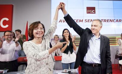 Pere Navarro, amb Montserrat Tura, despr&eacute;s de la seua elecci&oacute; com a candidat del PSC