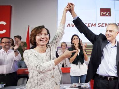 Pere Navarro, amb Montserrat Tura, després de la seua elecció com a candidat del PSC