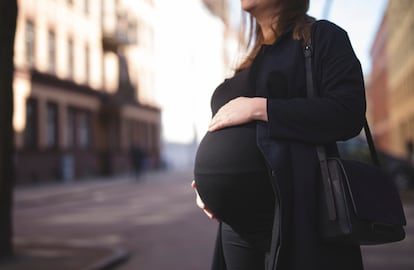 Una mujer embarazada en la calle. Foto de archivo.