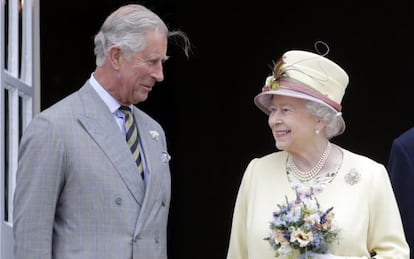 Carlos de Inglaterra, con su madre la reina Isabel, el pasado mes de julio.