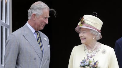 Carlos de Inglaterra, con su madre la reina Isabel, el pasado mes de julio.