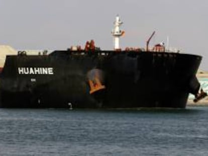 Carguera en plena travesía por el Canal de Suez.