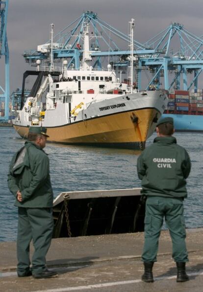 El Odyssey Explorer entra en el puerto de Algeciras por orden judicial. En la imagende archivo, dos agentes de la Guardia Civil vigilan el barco.