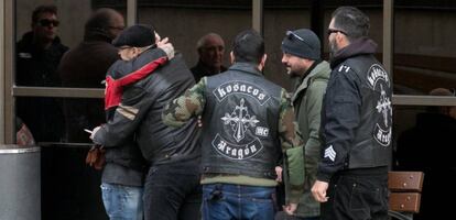 Amigos de Víctor Laínez en el cementerio de Torrero (Zaragoza).