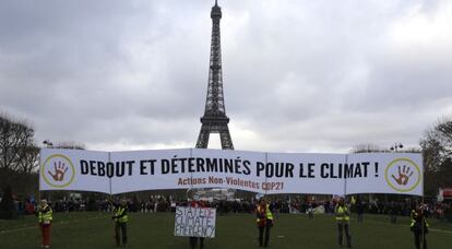 Ativistas com faixa por um acordo neste sábado em Paris.