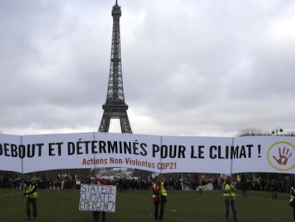 Ativistas com faixa por um acordo neste sábado em Paris.