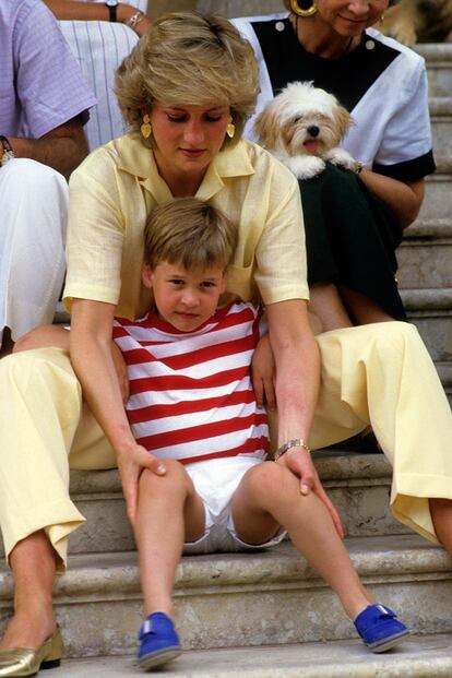 Una idea que también adoptó la princesa Diana, ella con zapatos en metalizado.