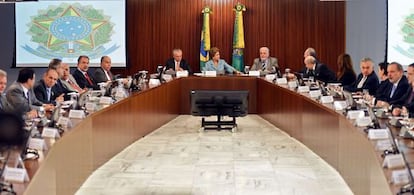 Rousseff, ao centro, durante a reuni&atilde;o ministerial.