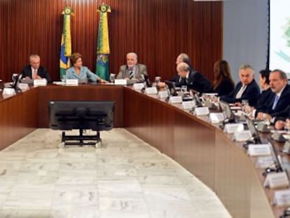 Rousseff, ao centro, durante a reuni&atilde;o ministerial.