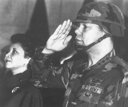 El entonces teniente general estadounidense Colin Powell, comandante del 5º cuerpo del ejército, saluda junto a su esposa Alma durante una ceremonia de despedida en Frankfurt (Alemania), el 30 de diciembre de 1986.