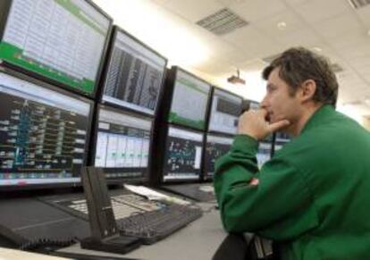 Un ingeniero inspecciona los monitores en la sala de control de la planta de refinería en la estación de recepción del oleoducto de Druzhba en Szazhalombatta, en Hungría. EFE/Archivo