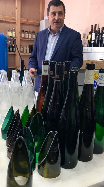 Josep Roca, en el taller de I+R de La Masía de El Celler de Can Roca, donde recicla las botellas del restaurante. En un año, el restaurante abre 22.500 botellas solo de vino.