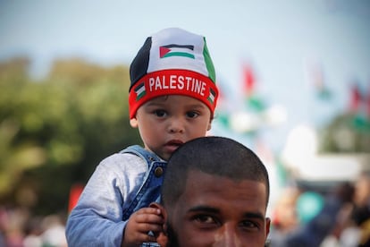 Sudafricanos participan en la protesta #GreatReturnMarch por los palestinos muertos durante las manifestaciones contra el traslado de la embajada de EEUU en Israel de Tel Aviv a Jerusalén, en Ciudad del Cabo, Sudáfrica, hoy, 15 de mayo de 2018. 