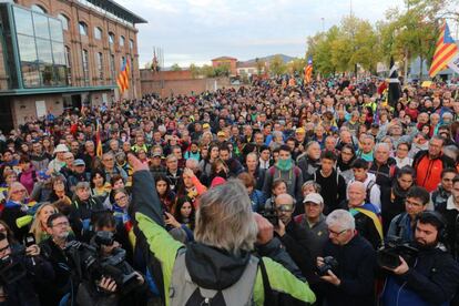 El recorregut dels manifestants està tallant també la N-340 a l'altura de Creixell (Tarragonès), la C-16 a Puig-reig (Berguedà) i la C-17 a Hostalets de Balenyà (Osona). A la imatge, manifestants participen en la "Marxa per la llibertat" de Vic (Osona).