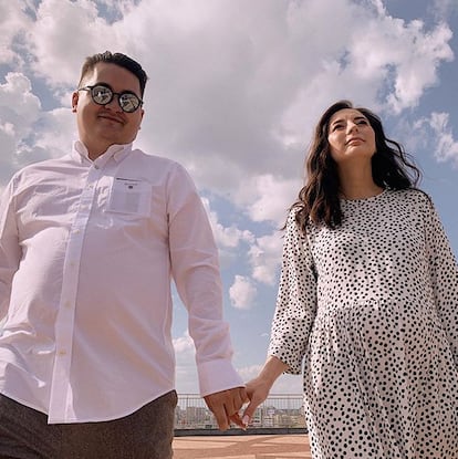 VESTIDO DE BODA.

Tarde o temprano tenía que suceder, los veranos son época de bodas, bautizos y comuniones y la pieza estrella del verano habrá estado en muchas: en esta, en concreto, fue el vestido escogido por la novia.