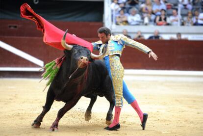 Enrique Ponce, en una faena a su primer toro en la corrida del pasado domingo.