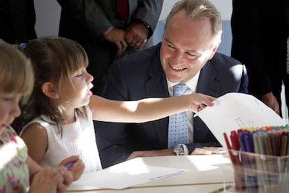 El jefe del Consell, Alberto Fabra, ayer, durante la inauguración del curso en el colegio público Manuel Bru de Benissa.