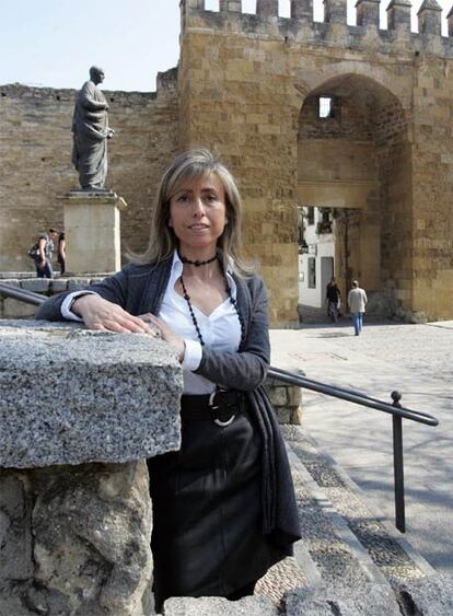 La fiscal Consuelo Fidalgo, junto a la Puerta de Almodóvar, con Séneca al fondo.