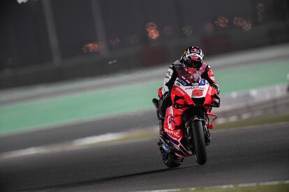 Johann Zarco trata de controlar su moto en el circuito de Losail.