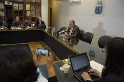 Armando P&eacute;rez recibe a medios extranjeros en la sede de la AFA en Buenos Aires. 
