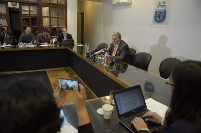 Armando Pérez recibe a medios extranjeros en la sede de la AFA en Buenos Aires.