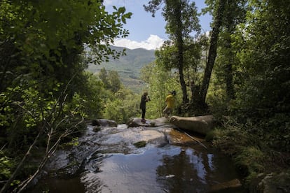 Un equipo de televisión trabaja por la zona donde un matrimonio con tres hijos fue arrastra por el agua mientras practicaban barranquismo en el barranco "Garganta de los Hoyos" cerca de Jerte, Extremadura. 