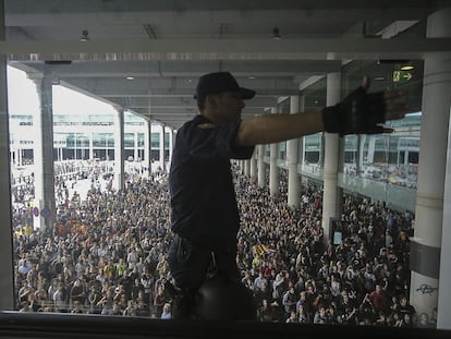 Una multitud se concentra en el aeropuerto de Barcelona en protesta por la sentencia del 'procés', en 2019.