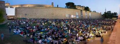 Un atardecer a los pies del Castillo disfrutando de una película